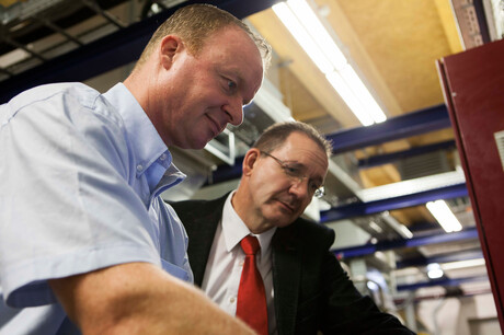 Kaeser ingenieur Hages en ZF Friedrichshafen medewerker Baumgarten in gesprek