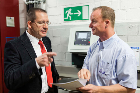 Kaeser Kompressoren ingenieur Hages en ZF Friedrichshafen medewerker Baumgarten bespreken de plannen voor het persluchtstation