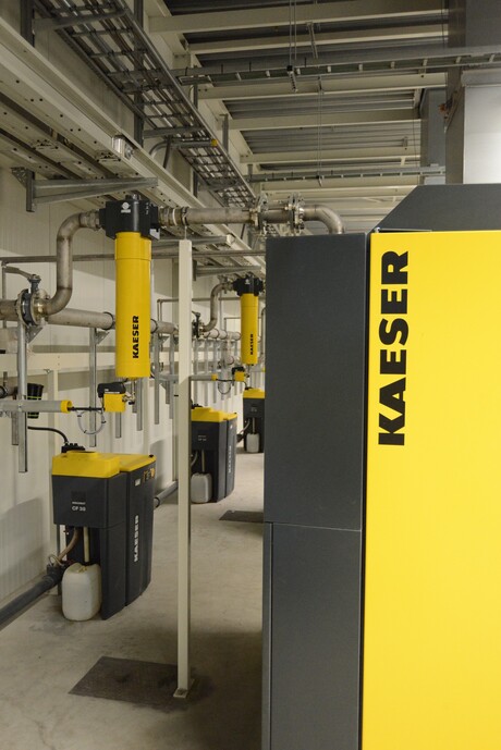 Achter elke compressoren staat een cycloonafscheider en een CF 38 condensaat behandelingsunit. Deze bespaart ongeveer 90% van de kosten vergeleken met de kosten voor afvoer van condensaat door een gespecialiseerd bedrijf.