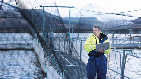 Servicemonteurs controleren persluchtcompressoren in de aquacultuur.