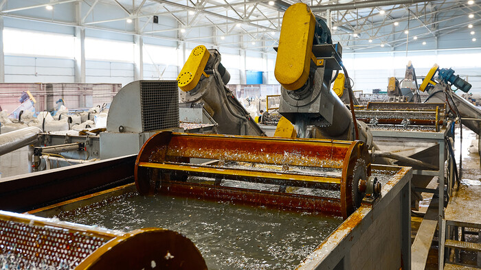 Afvoerlucht van een compressor verwarmt het water voor de warmwatertoepassing van de onderdelenreiniging.