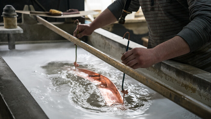 Verzinken met warm water dat door een persluchtcompressor wordt geproduceerd.